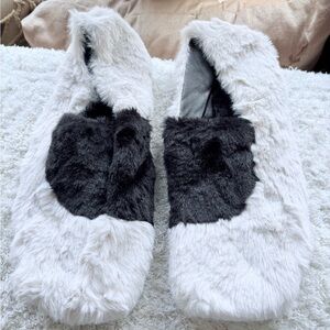 VHNY Women's Faux Fur Slip-On Slippers in White and Black